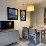 Appartement Avec Piscine, Wifi, A 50M De La Plage De Trestraou - Perros-Guirec - Fr-1-368-403